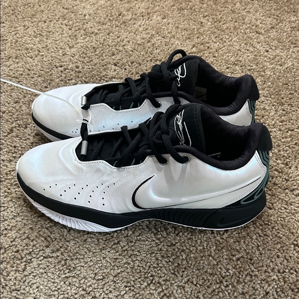 Nike Men's White and Black Athletic Shoes - Picture 3 of 8